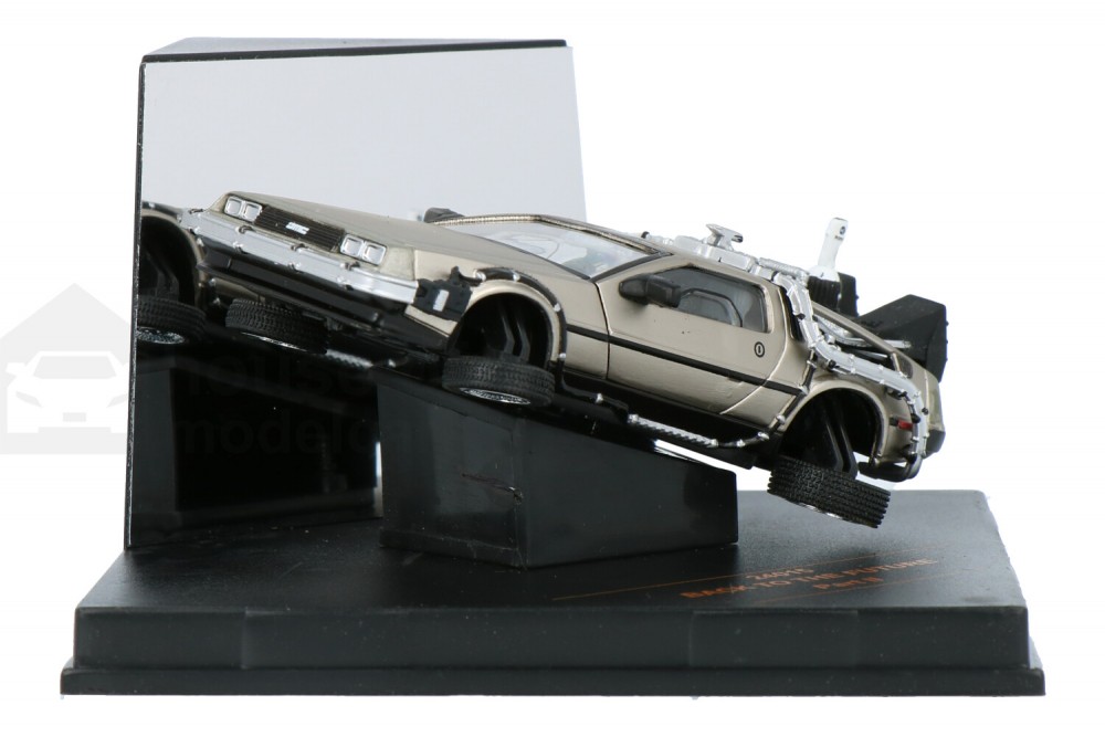 DeLorean-DMC-Back-to-The-Future-II-24015_3315657440240154-VitesseDeLorean-DMC-Back-to-The-Future-II-24015_Houseofmodelcars_.jpg