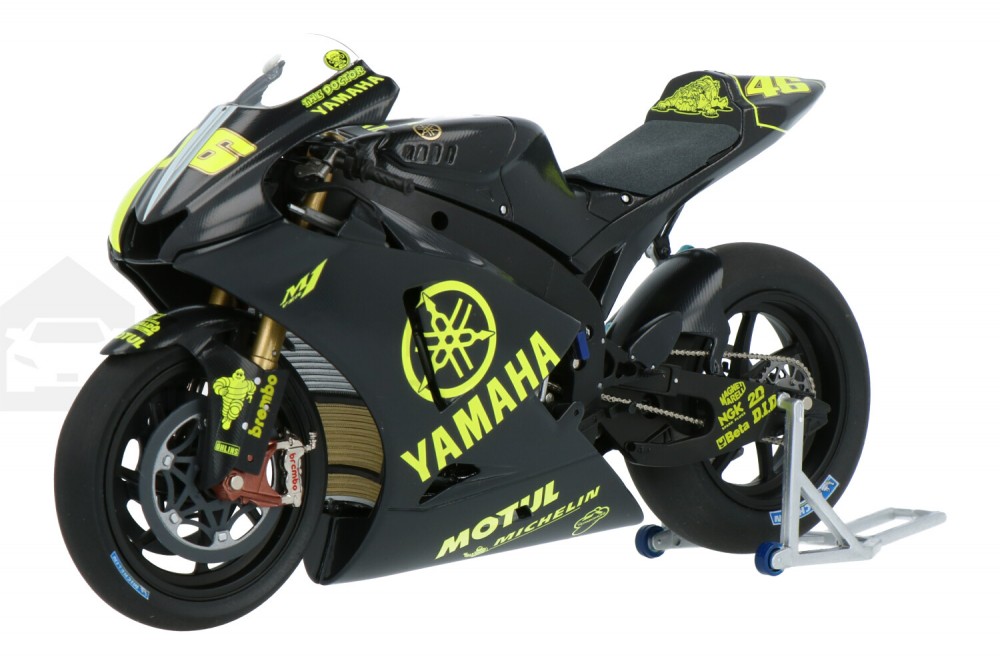 Yamaha-YZR-M1-Rossi-Test-Sepang-122073146_13154012138118744-MinichampsYamaha-YZR-M1-Rossi-Test-Sepang-122073146_Houseofmodelcars_.jpg